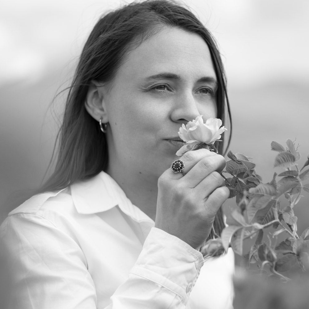 Caroline Dumur nous présente le parfum « Une rose au paradis. R.B. »